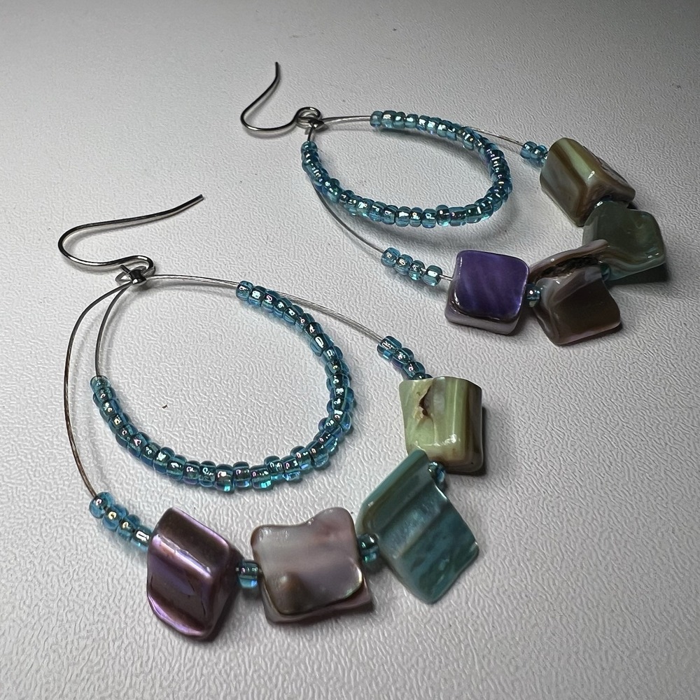Vtg Bohemian Dangle Hoop Earrings Iridescent Abalone Shell Chips Green Blue Purp